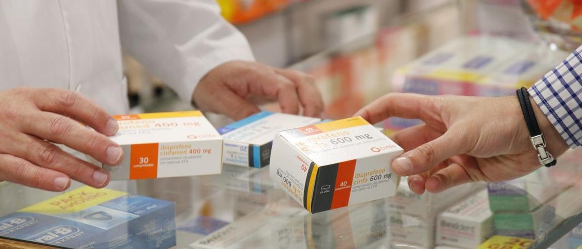 Un client achète des médicaments dans une pharmacie.