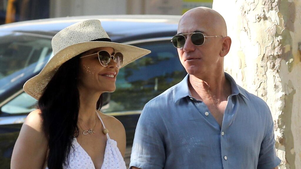 Lauren Sánchez y el magnate Jeff Bezos en una imagen tomada en 2019.