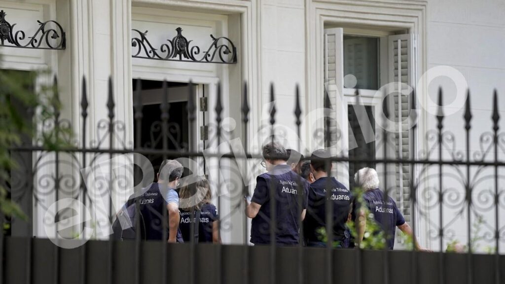Agentes de Aduanas de la Agencia Tributaria en la Fundación de Alberto Cortina y Elena Cué.