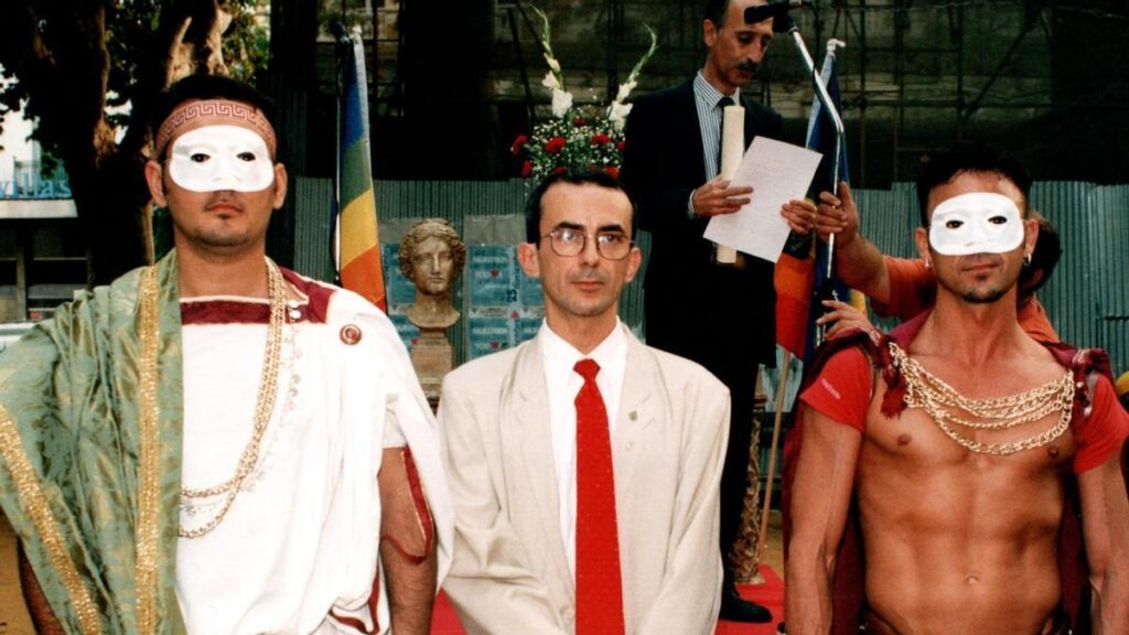 Julio César, a la izquierda, el oficiante de la boda en el centro, y Hércules a la derecha.