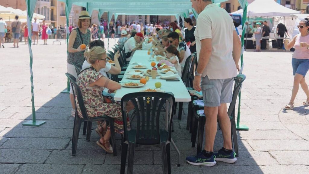Zamora. Azayca organiza un arroz a la zamorana en la Plaza Mayor