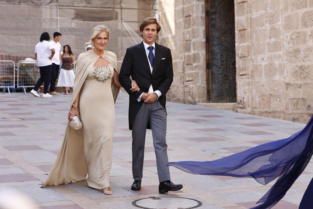 Javier Millet avec sa mère lors de son entrée à l'église de San Bartolomé à Xàbia.