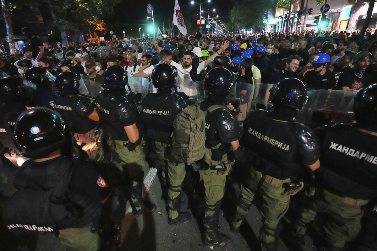 La police anti-émeute bloque les manifestants anti-gouvernementaux à la fin d'un rallye faisant pression pour une élection anticipée après près de huit mois de manifestations anti-corruption presque quotidiennes qui ont ébranlé le gouvernement populiste du président Aleksandar Vucic, à Belgrade, Serbie, samedi 28 juin 28 juin 2025. (AP Photo / Darko Vojinovic)