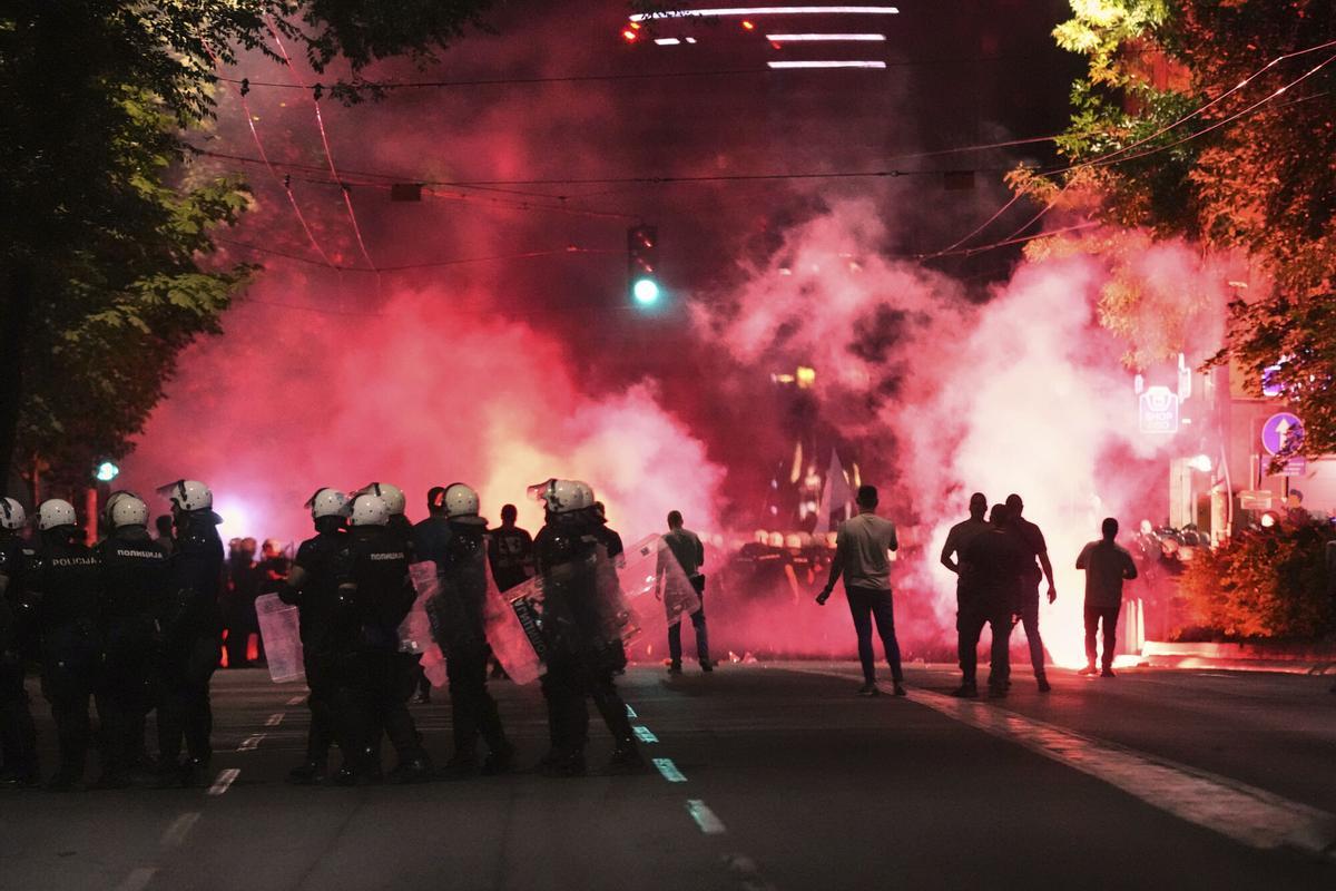 La police anti-émeute bloque une rue alors que les manifestants anti-gouvernementaux éclaircissent à la fin d'un rallye qui pressait pour une élection anticipée après près de huit mois de manifestations anti-corrupion presque quotidiennes qui ont ébranlé le gouvernement populiste du président Aleksandar Vucic Vucic Serbie, samedi 28 juin 2025. (AP Photo / Darko Vojinovic), samedi 28 juin 2025. (AP Photo / Darko Vojinovic), samedi 28 juin 2025. (AP Photo / Darko Vojinovic)