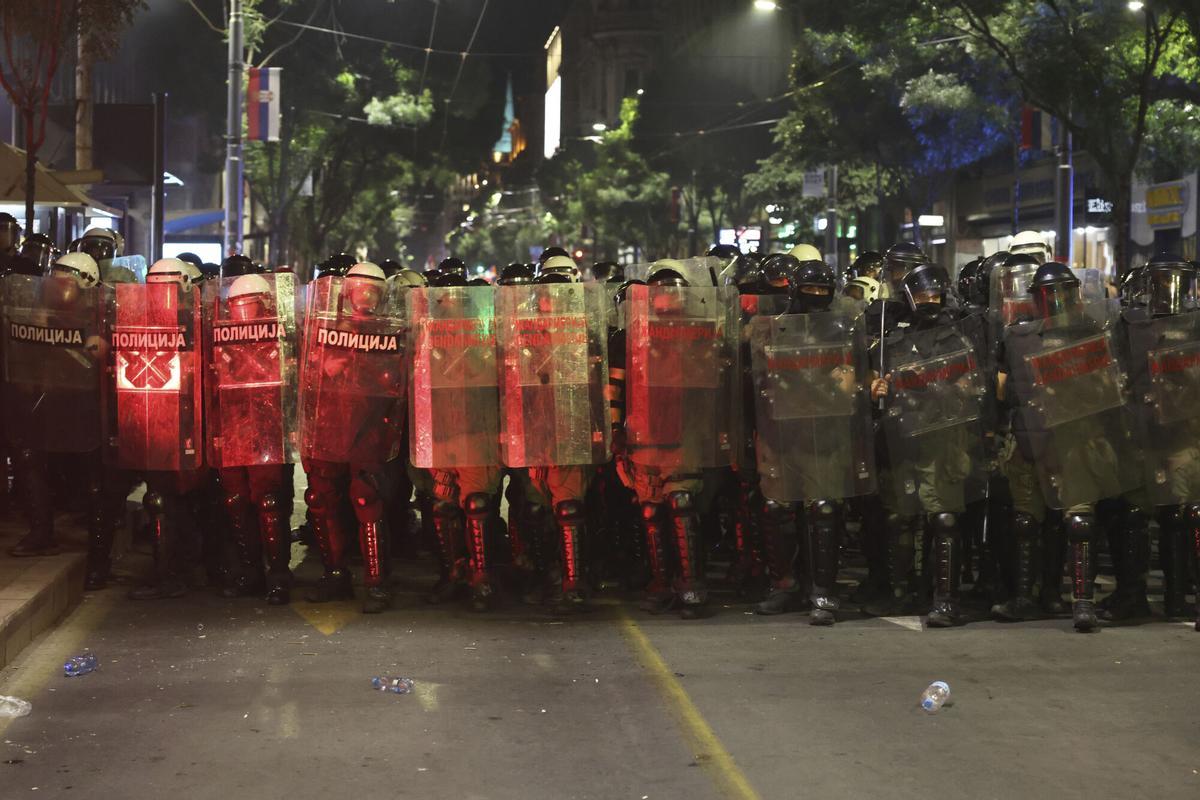 La police anti-émeute bloque les manifestants antigouvernementaux à la fin d'un rassemblement de pressage pour une élection anticipée après près de huit mois de manifestations anti-corruption presque quotidiennes qui ont ébranlé le gouvernement populiste du président Aleksandar Vucic, à Belgrade, Serbie, samedi 28 juin 28 juin 2025. (AP Photo / Marko Drobnjakovic)