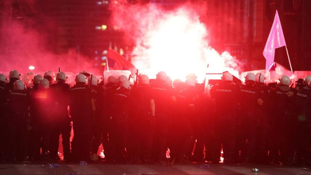 Manifestantes lanzan proyectiles a la policía antidisturbios tras una concentración de estudiantes en Belgrado.
