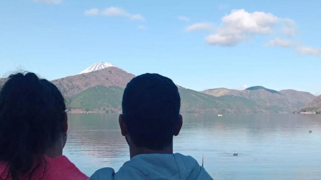 Le couple avec le mont Fuji en arrière-plan.