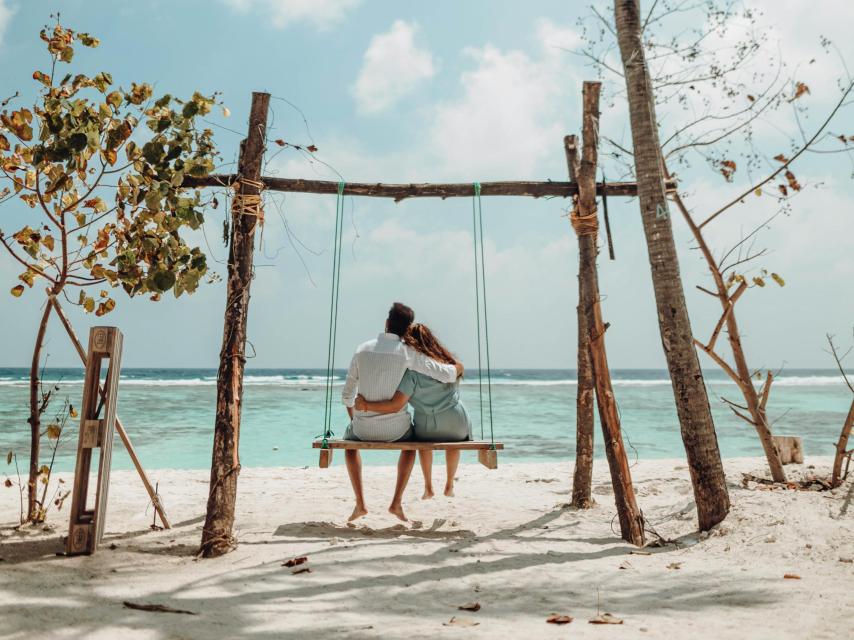 Un couple de vacances dans une enclave de rêve.