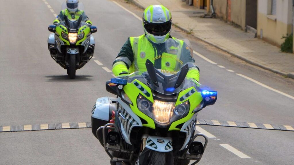 Efectivos del Subsector de Tráfico de la Guardia Civil circulan por una vía de la provincia.