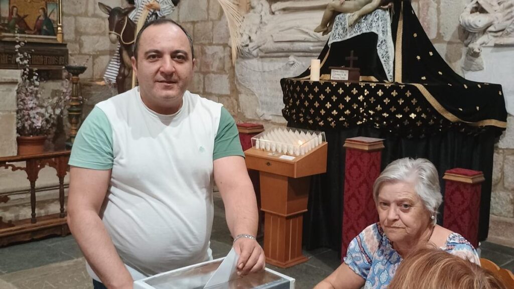 El nuevo presidente de la cofradía participa en las elecciones celebradas por la cofradía.