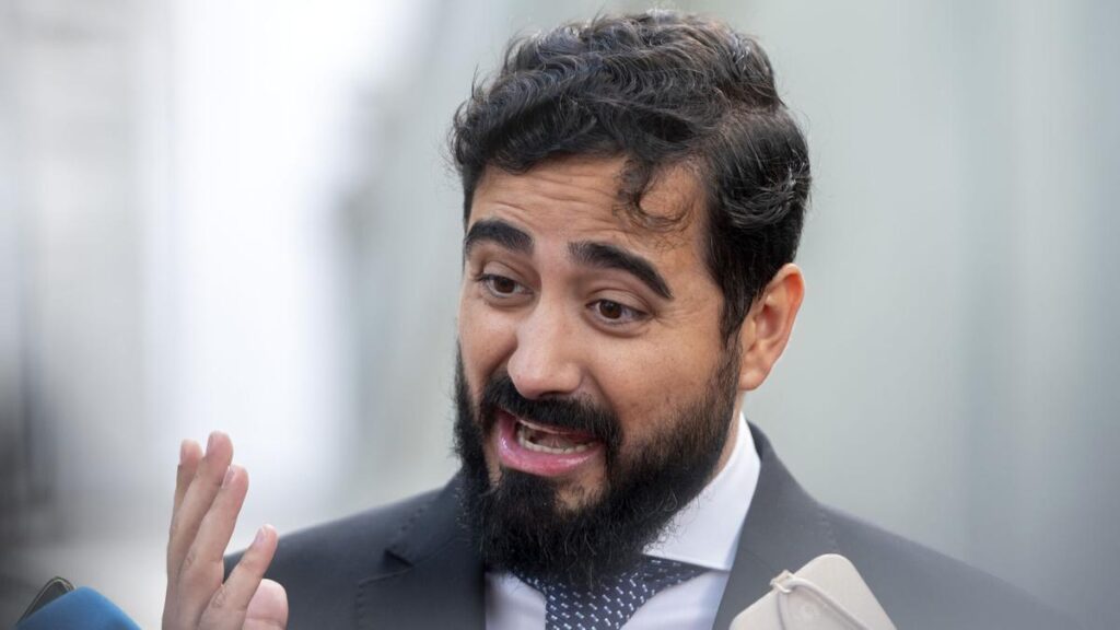 El eurodiputado y líder de Se Acabó La Fiesta (SALF), Luis 'Alvise' Pérez, a su llegada al Tribunal Supremo, a 5 de junio de 2025, en Madrid (España). Alvise está citado para prestar declaración voluntaria ante el Tribunal Supremo (TS), en el marco de una de las tres causas que tiene abierta: aquella en la que se le acusa de haber difundido una PCR falsa del que fuera ministro de Sanidad y ahora presidente de la Generalitat de Cataluña, Salvador Illa. 06 JUNIO 2025 Alberto Ortega / Europa Press 06/06/2025. ALVISE PÉREZ;Alberto Ortega