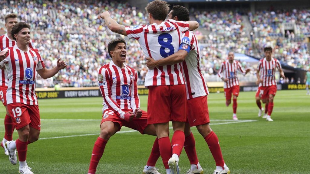 Los jugadores del Atlético celebran uno de los goles de Pablo Barrios.