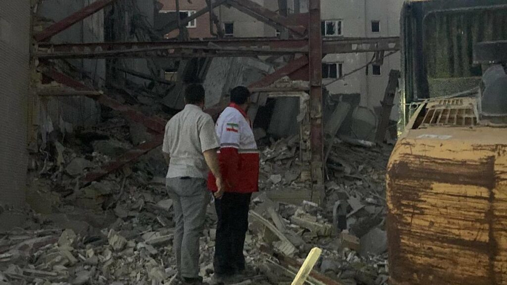 Ciudadanos iranís observan las consecuencias de un ataque israelí contra Teherán.