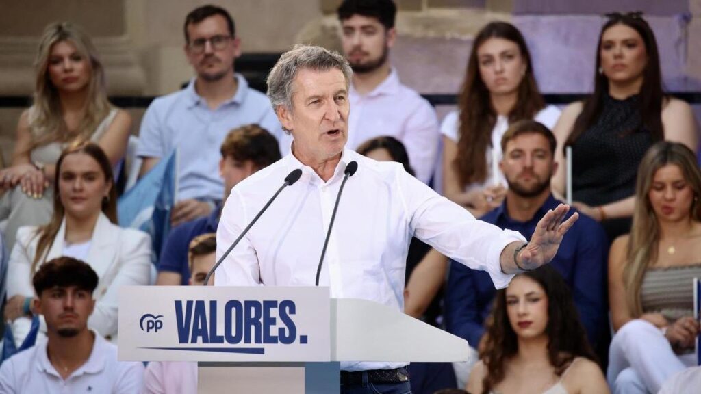 Alberto Núñez Feijóo, durante su acto en la Plaza de los Apóstoles de Murcia este miércoles
