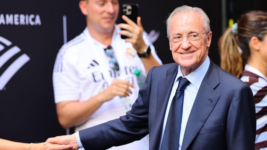Florentino Pérez bajó al césped del Hard Rock Stadium durante el partido inaugural del Real Madrid contra Al Hilal.