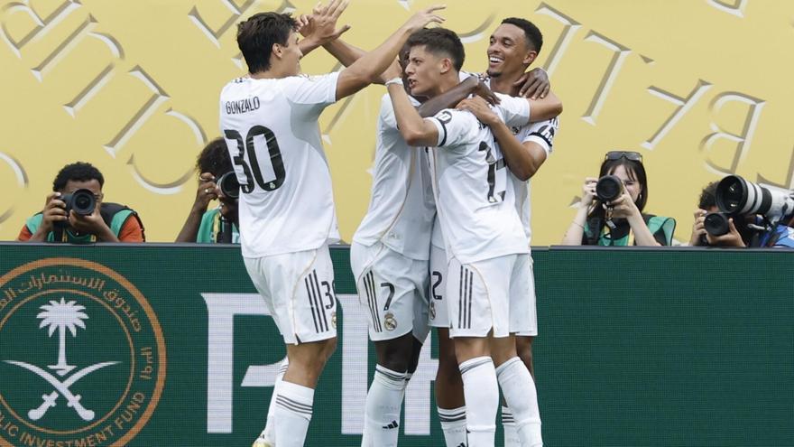 Los jugadores del Real Madrid celebran el segundo gol de Güler ante Pachuca.