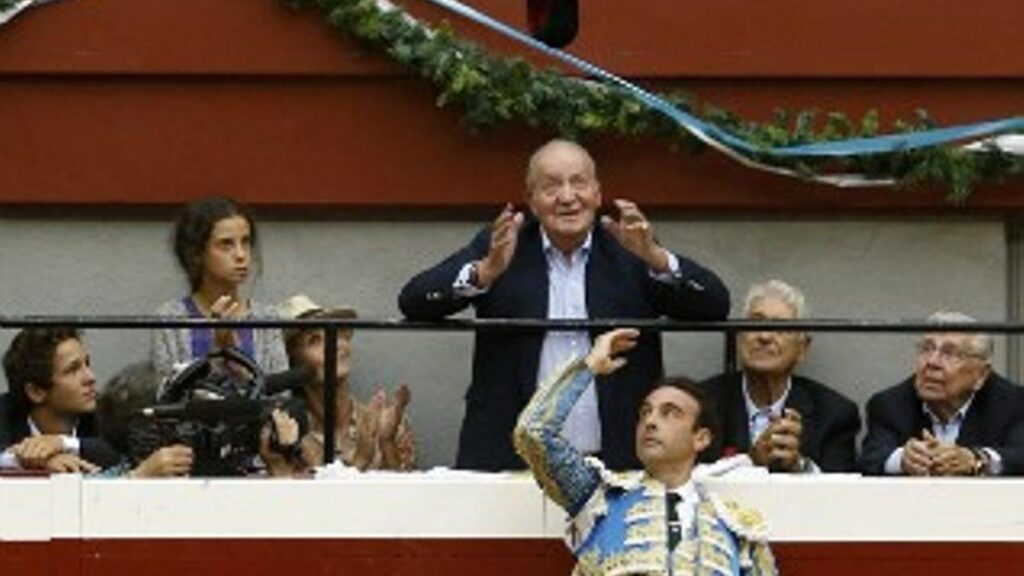 El rey Juan Carlos recibe un brindis de Enrique Ponce en los toros.