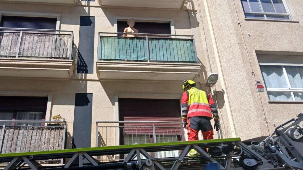 El joven espera en el balcón a que los Bomberos de Vigo le rescaten con la escalera.