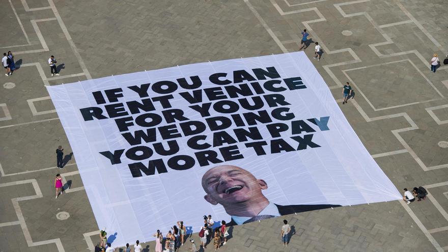 Otra enorme pancarta contra Bezos en el centro de Venecia a pocos días de su boda