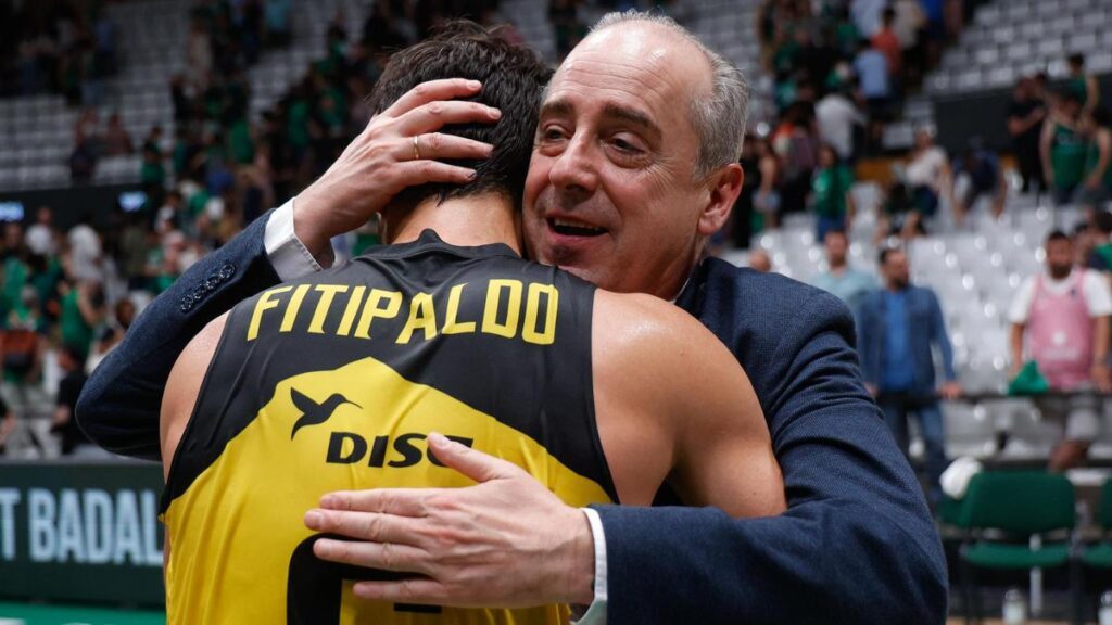 El entrenador del La Laguna Tenerife, Txus Vidorreta, felicita a Bruno Fitipaldo tras la victoria de su equipo sobre el Joventut.