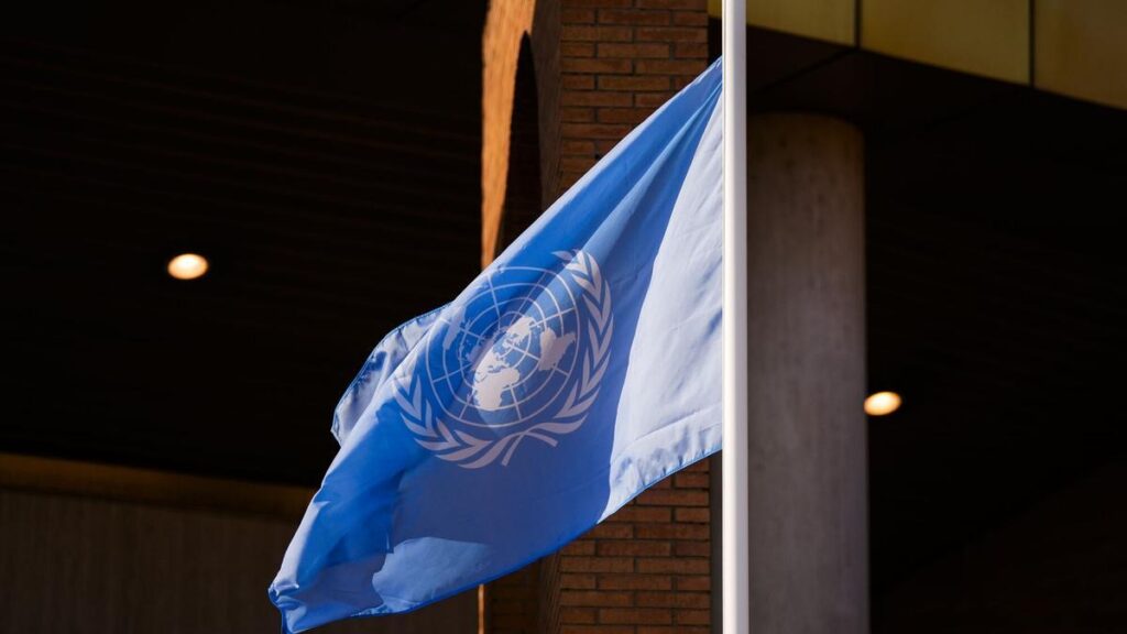 Detalle de las banderas de la ONU que marca el inicio del cónclave internacional de la celebración de la IV Conferencia Internacional sobre Financiación del Desarrollo, a 29 de junio de 2025 en Sevilla (Andalucía, España).