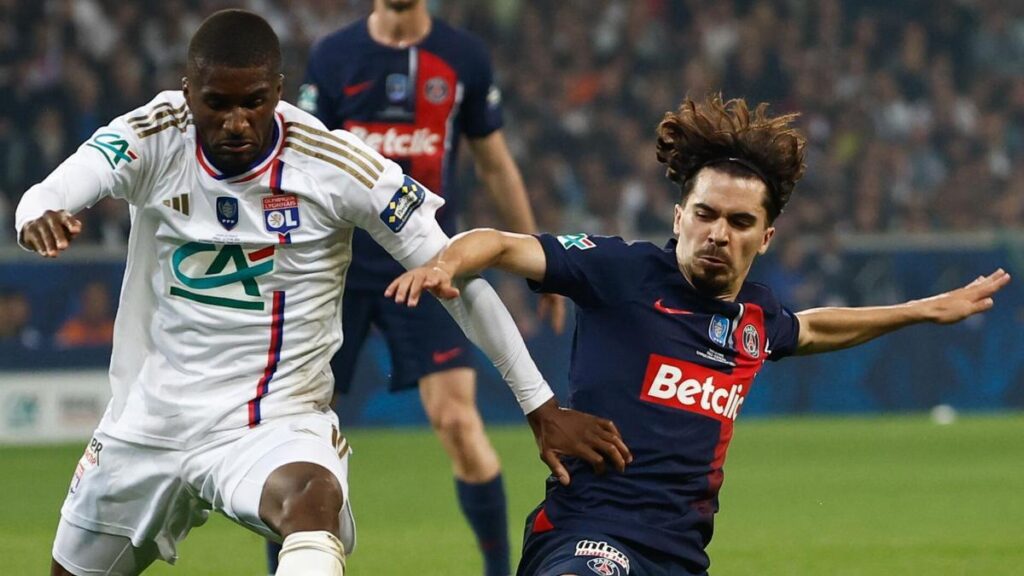 Clinton Mata, del Lyon, y Vitinha, del PSG, pugnan por un balón en un partido de la Liga francesa del pasado mayo.