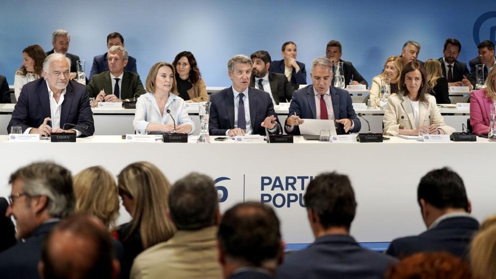 Feijóo con algunos de sus barones, en una reunión en la sede del partido el pasado 19 de mayo.