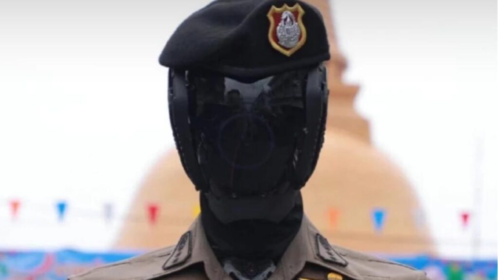 El robot policial con IA de Tailandia.