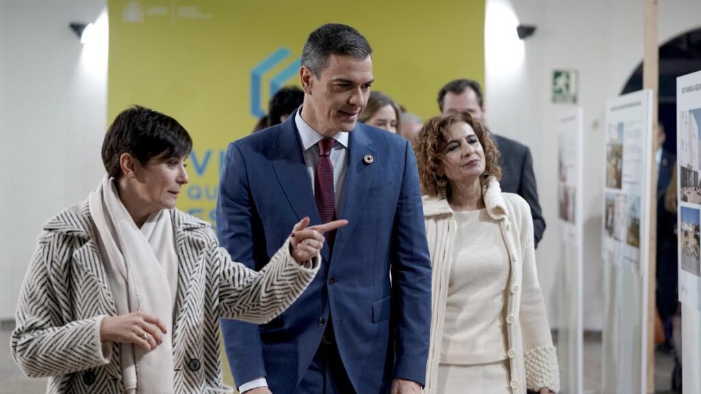 Pedro Sánchez, junto a María Jesús Montero e Isabel Rodríguez, en el foro: 'Vivienda: quinto pilar del Estado del bienestar’.