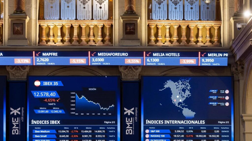 Archivo - Dos paneles del IBEX 35 en el Palacio de la Bolsa de Madrid, a 4 de abril de 2025, en Madrid (España).