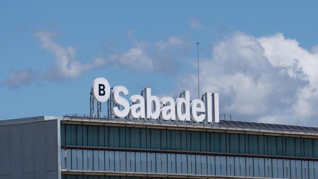 Rechazo a la OPA: accionistas del Sabadell alertan de riesgos fiscales, laborales y económicos