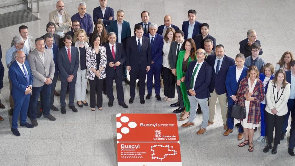 El presidente autonómico, Alfonso Fernández Mañueco, presenta, junto al consejero de Medio Ambiente, Vivienda y Ordenación del Territorio, Juan Carlos Suárez-Quiñones y el consejero de Movilidad, José Luis Sanz, la nueva tarjeta de transporte gratuito en autobús de la Junta