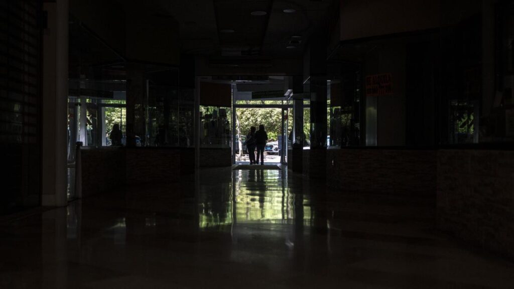 Imagen de un centro comercial de Cáceres del día del apagón.