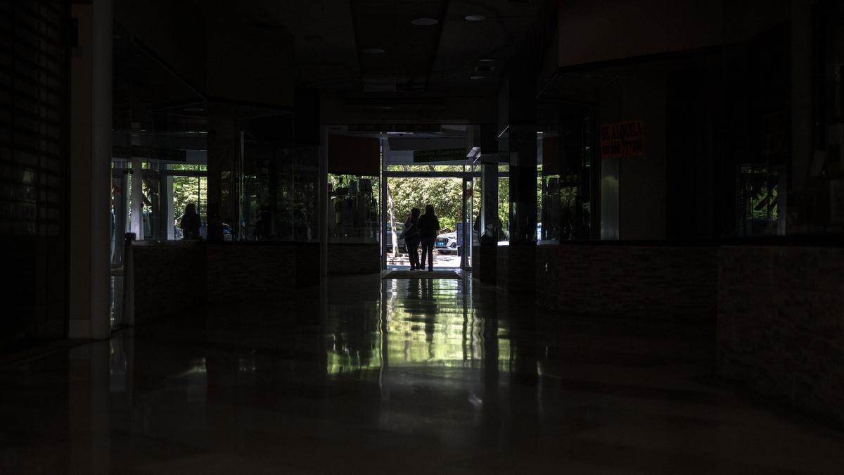 Imagen de un centro comercial de Cáceres del día del apagón.