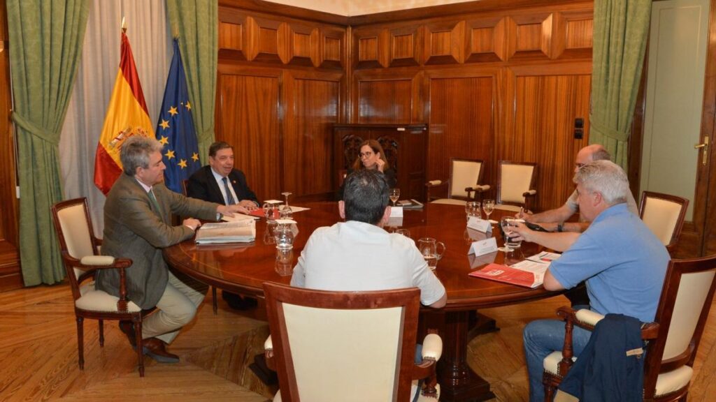 El ministro de Agricultura, Pesca y Alimentación, Luis Planas, se ha reunido hoy con representantes del comité de empresa de la planta de Azucarera de la Bañeza