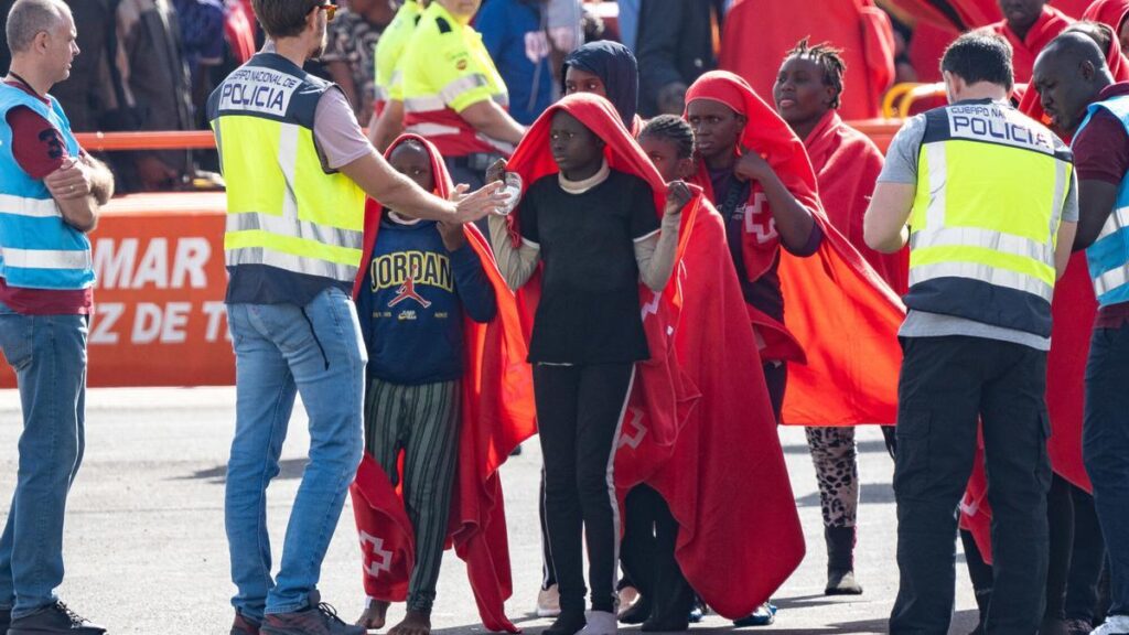 28/12/2024 Los servicios sanitarios atienden a migrantes llegados en cayuco a Puerto Naos, a 28 de diciembre de 2024, en Arrecife, Lanzarote, Canarias (España). La Guardamar Calíope de Salvamento Marítimo ha rescatado a unos 240 migrantes que han llegado en cuatro cayucos durante la noche y las primeras horas de hoy. En cada uno de estos cayucos iban unas 60 personas. SOCIEDAD Europa Press Canarias - Europa Press. INMIGRACION IRREGULAR.