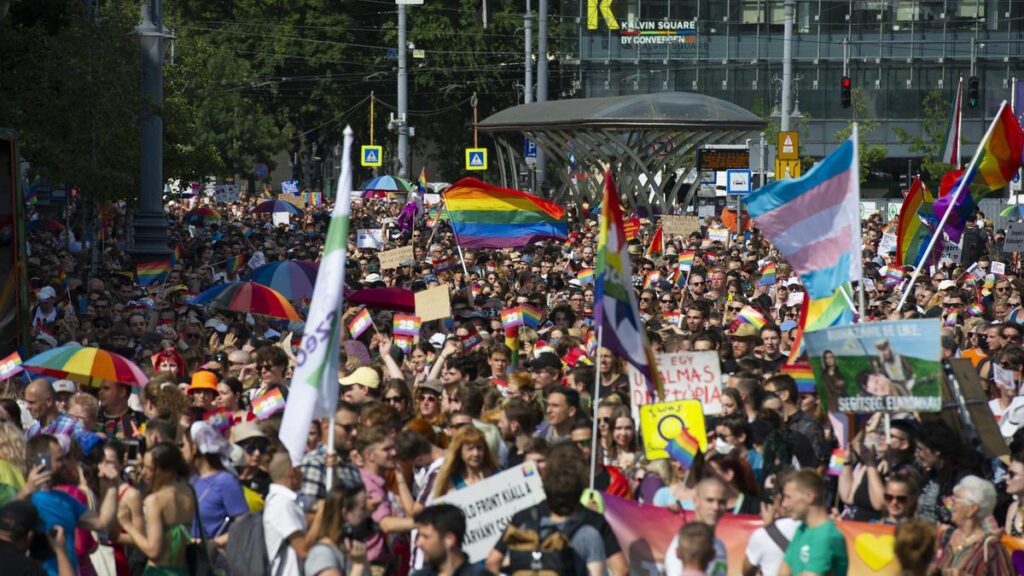 Decenas de miles de personas marchan en el Orgullo de Budapest desafiando a Orbán