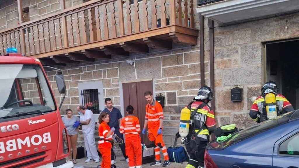 Incendio de una casa de Villardeciervos donde ha muerto un joven por el fuego de una sartén.