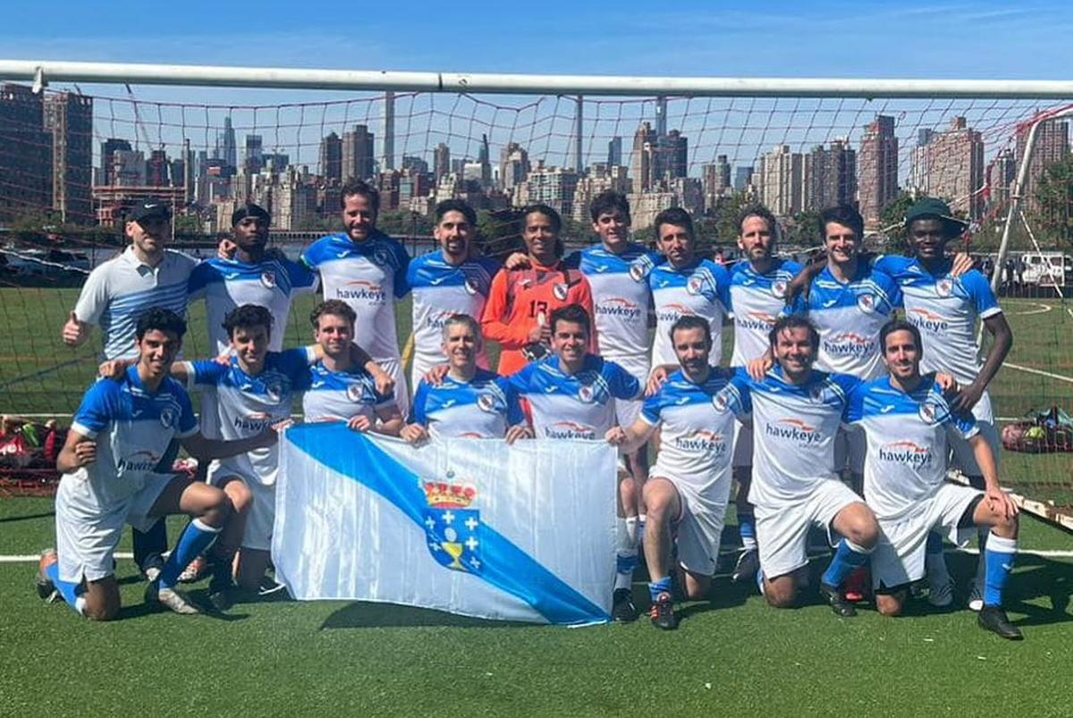 Modèle de NY Galicia posant avec le drapeau galicien au stade actuel.