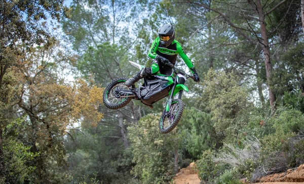 Rieju Etango, hors route électrique avec accent catalan