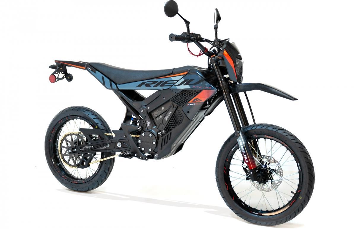 Rieju Etango, hors route électrique avec accent catalan