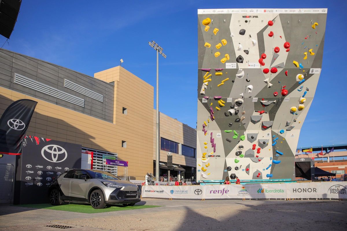 Toyota Car à côté du mur imposant du championnat espagnol 2024