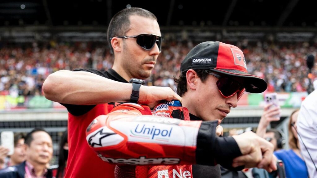 José Luis Martínez ayuda, en la parrilla, a Marc Márquez.