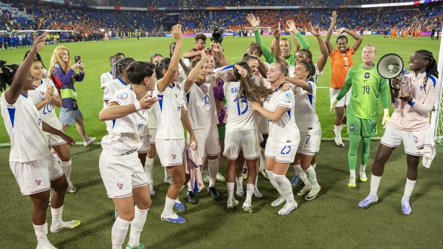 Las jugadoras de Francia celebran su primera plaza de grupo tras remontar con goleada ante Países Bajos
