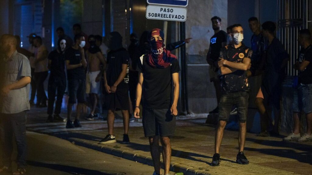 Jóvenes reunidos por la noche en el barrio de San Antonio en Torre Pacheco.