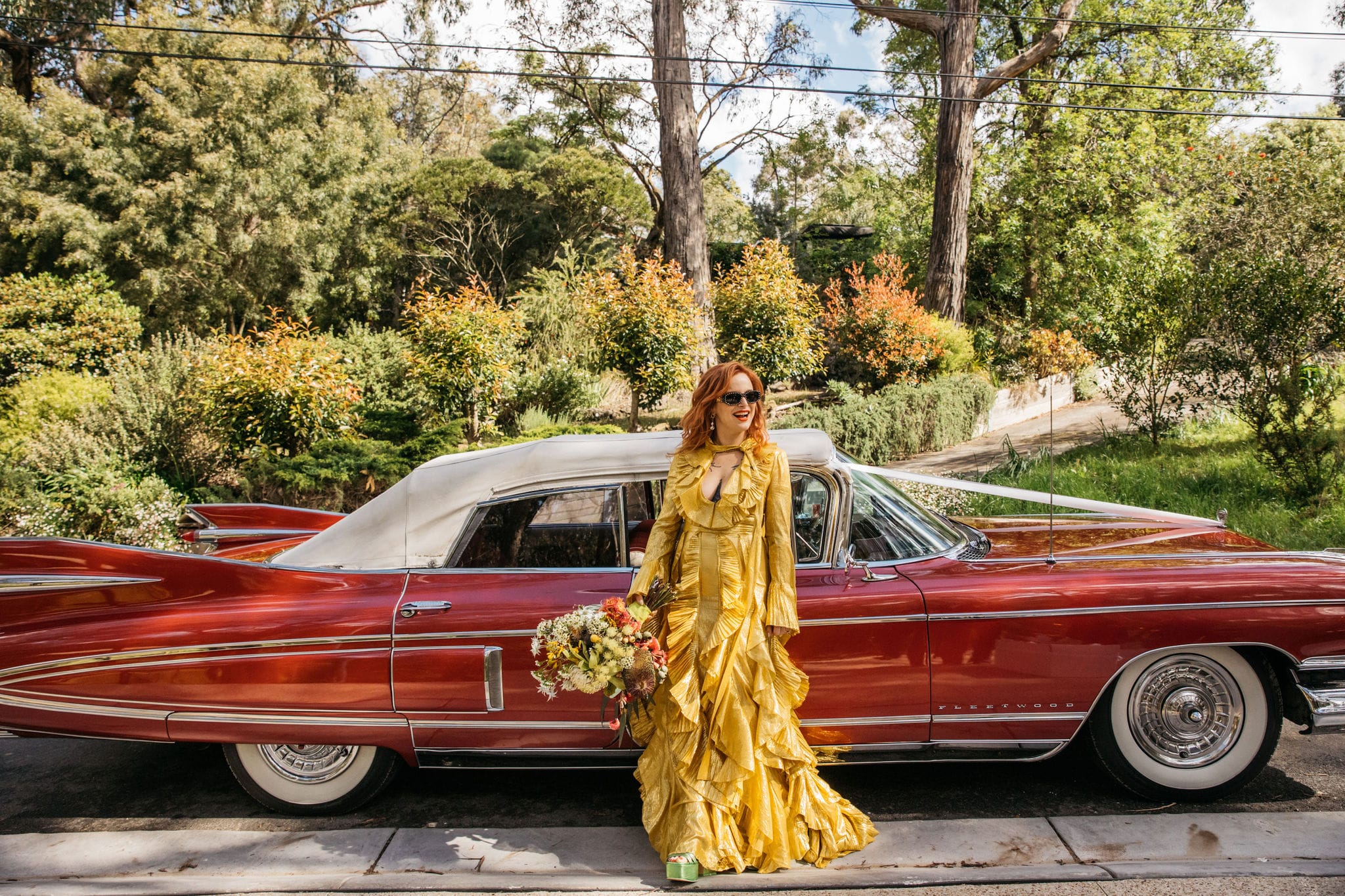 La mariée porte du gucci vintage pour le mariage chic dans la cour
