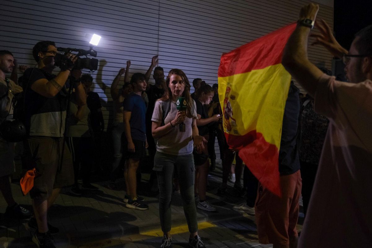 Torre Pacheco (Murcia), 07/2025.- Un manifestant agit un drapeau de l'Espagne tout en augmentant les journalistes mardi à Torre Pacheco (Murcia). La garde civile a empêché la manifestation prévue à 20h00. aux portes de la ville de Torre Pacheco pour éviter les altercations en présence de groupes ultra dans la population. Selon des sources proches de l'institut armé consulté par EFE, les agents invitent les participants à quitter la région, dans lesquels plusieurs dizaines de personnes appelées sous la devise "seulement les gens sauvent le peuple". Efe / Pablo Miranzo