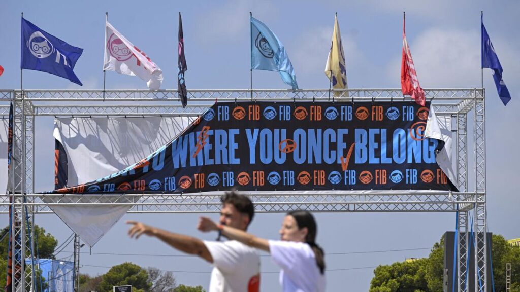 Vista general de uno de los accesos del recinto del Festival Internacional de Benicàssim (FIB) que abre este jueves una edición cargada de controversia tras la renuncia de siete nombres del cartel, que se han retirado en protesta por la vinculación del festival con el fondo de inversión proisraelí KKR. EFE/Andreu Esteban