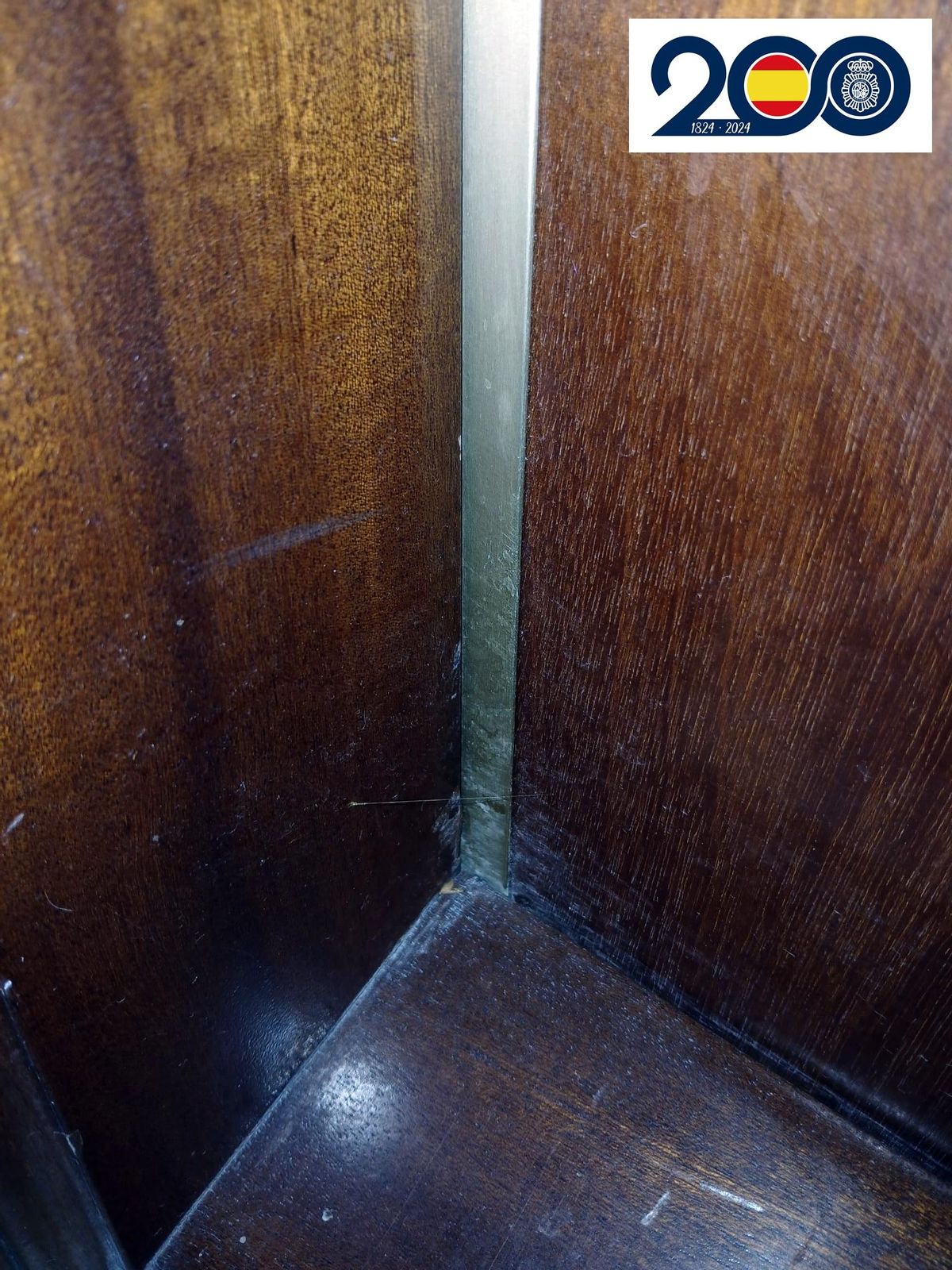 Coller des fils aux portes des maisons pour détecter s'ils sont habités