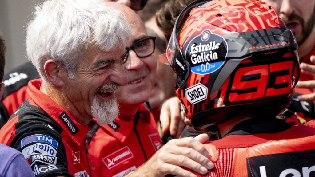 Gigi Dall'Igna, ingeniero y creador de la imbatible Ducati, abraza efusivamente a Marc Márquez, el domingo, en Brno.